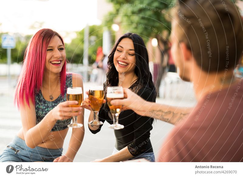 Freunde trinken Bier Spaß haben in Bar Terrasse mit Bier Frau jung attraktiv 20s Freude Menschen Person Jugend urban Frauen hübsch hübsche Menschen im Freien