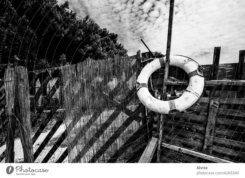 2021 05 29 Marsala verlassene Rettungsboje altehrwürdig Hintergrund reisen Verlassen blau MEER Sommer Landschaft Natur Küste Rettungsschwimmer Wasser Sicherheit