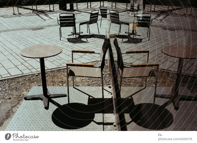 außengastronomie Tisch Stuhl Spiegelung Scheibe leer verlassen corona Gastronomie Restaurant Café Straßencafé geschlossen Sommer Stühle Sitzgelegenheit