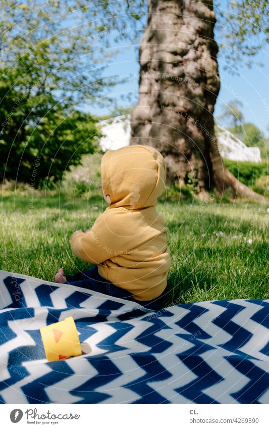 2800 / grund zur freude Baby Kleinkind Park Wiese Picknick picknickdecke Frühling Sommer Gras Glück Freude Natur Kindheit Fröhlichkeit niedlich heiter klein