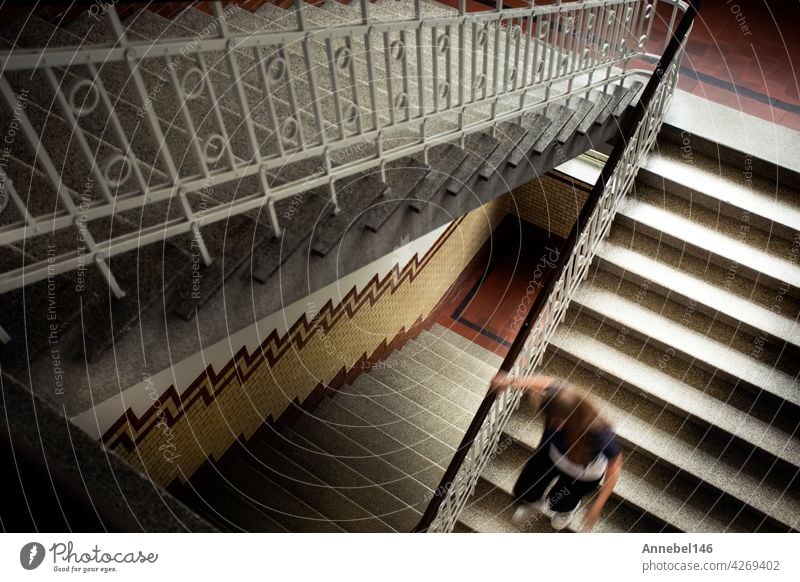 Junge Frau läuft die antike Treppe hinunter Ansicht von oben, königliche Vintage Luxus-Stil Gebäude und Architektur Hintergrund Mysterium Mode abstrakt laufen