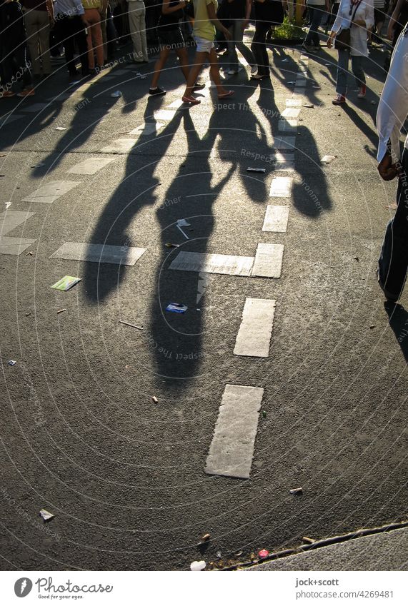 auf der Straße eine Menge von Menschen zu Fuß unterwegs im Sonnenlicht Feste & Feiern Schlagschatten Schatten Kontrast Fahrbahnmarkierung Asphalt Wege & Pfade
