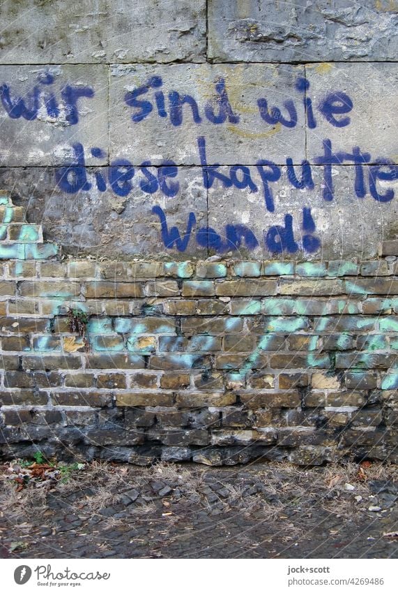 Lebensbrüche | wir sind wie diese kaputte Wand! Backstein Mauer Graffiti Straßenkunst Subkultur Kreuzberg Berlin Zukunftsangst Gesellschaft (Soziologie) Idee