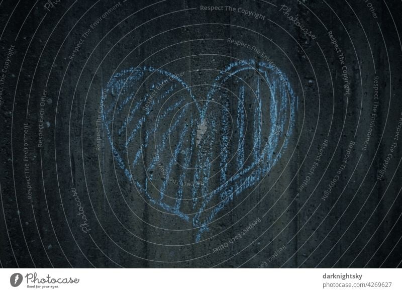 Blaues Herz aus Kreide an einer Mauer aus Beton kindliches Motiv herzliches Liebe Makroaufnahme weis Valentinstag Sand blau herzförmig Symbol emotionales