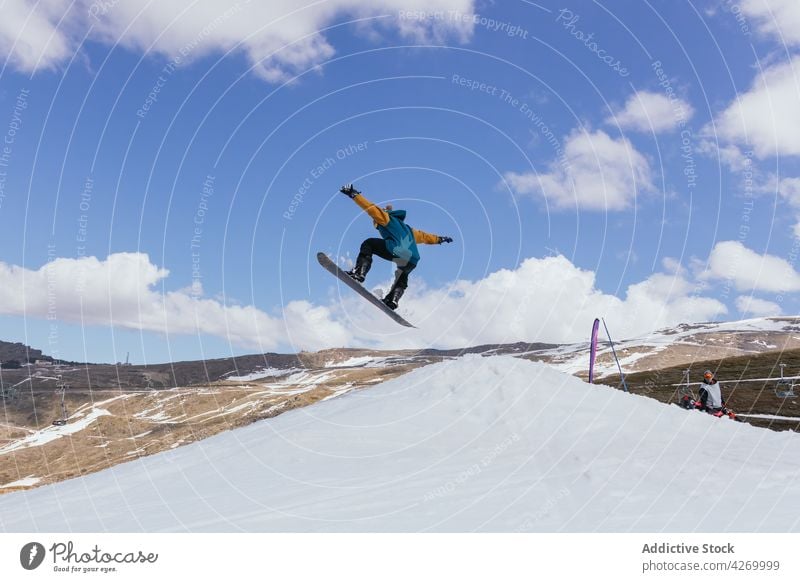 Unbekannter Sportler beim Snowboardfahren in den winterlichen Bergen Mitfahrgelegenheit springen üben Reittier Schnee Energie Aktivität Mann Seilbahn Kabine