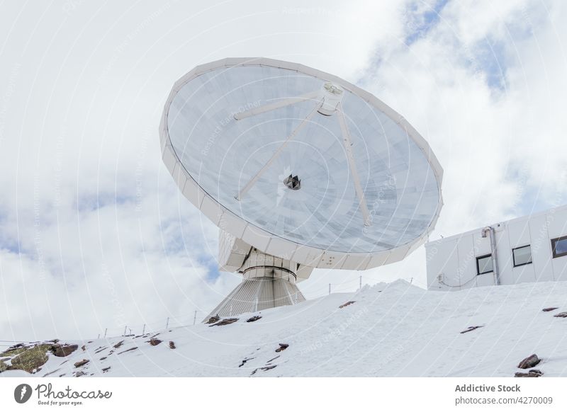 Observatorium auf einem verschneiten Bergrücken vor einem Haus im Skigebiet Satellit Antenne Telefonhörer Sender Radiowelle Gebäude Berge u. Gebirge Schnee