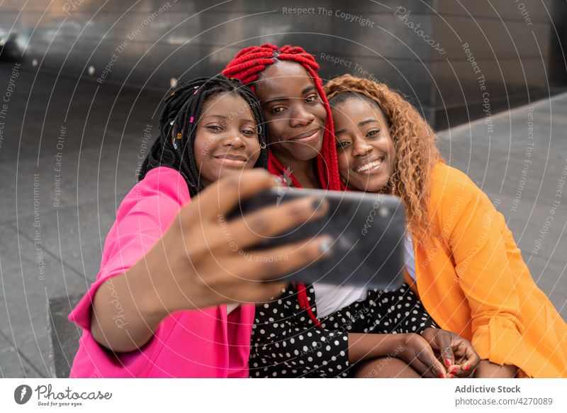 Schwarze stilvolle Freundinnen nehmen Selfie auf Smartphone Frauen bester Freund Stil benutzend einfangen Zusammensein Freundschaft Sitzung Mobile fotografieren