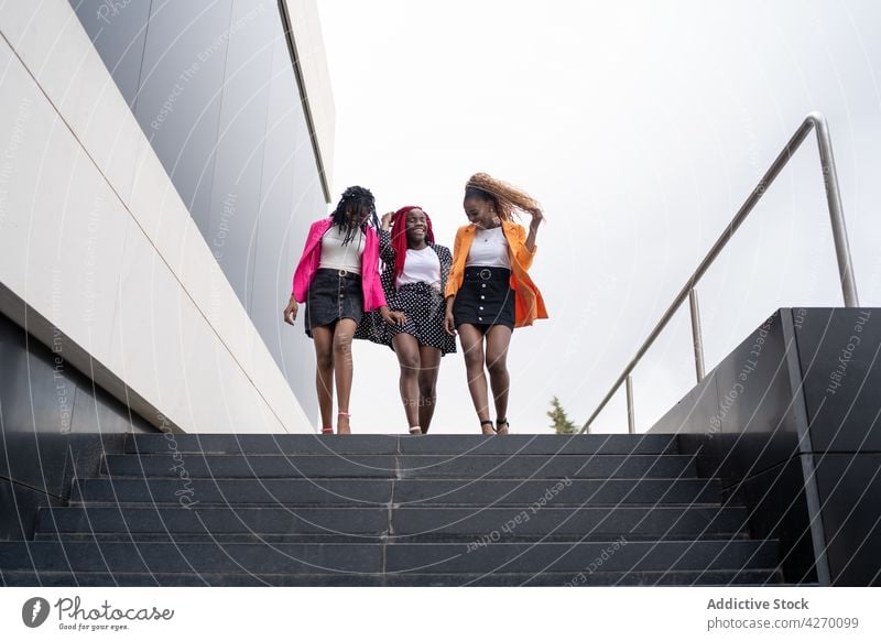 Schwarze Freundinnen beim gemeinsamen Model-Walk Frauen Stil Modellwanderung Körperhaltung selbstbewusst Zusammensein traumhaft selbstsicher Persönlichkeit