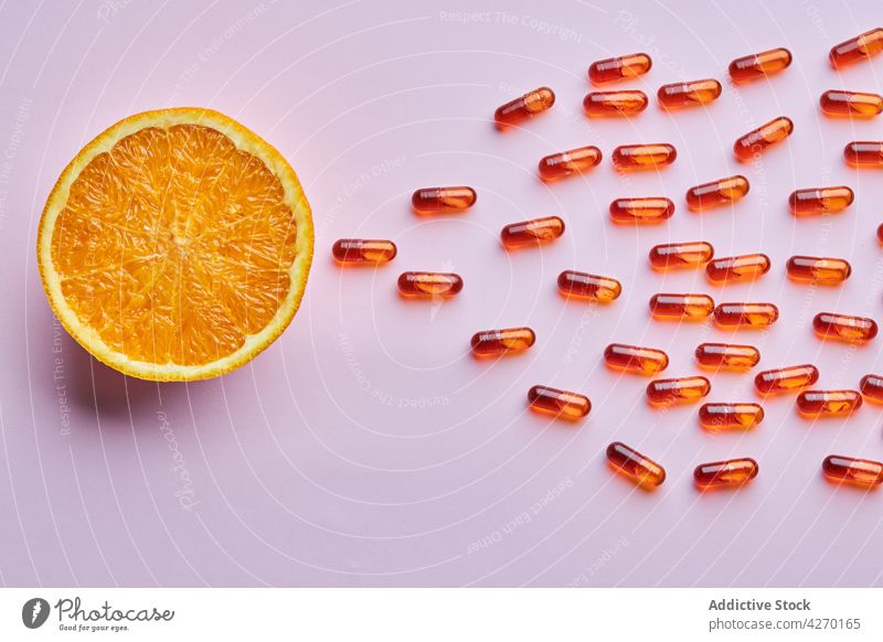 Zusammensetzung von reifen Orangen in der Nähe von verstreuten Pillen Tablette Medikament orange gestreut Frucht Kapsel Ergänzung Dosis Kur Abhilfe Vitamin