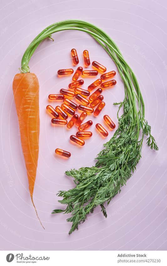 Vitaminpillen in der Nähe von reifen Karotten verstreut Tablette Möhre Gesundheit organisch Gemüse Frucht Zusammensetzung orange Lebensmittel natürlich frisch