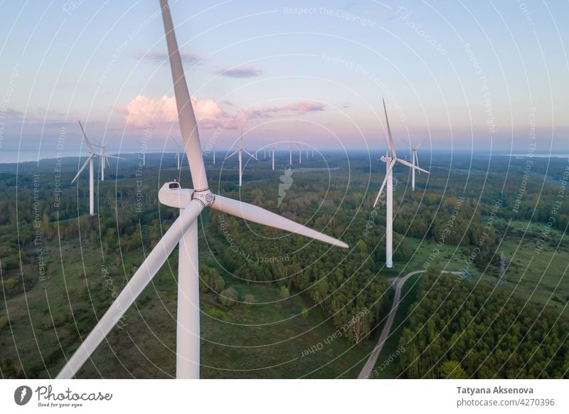 Windkraftanlagen bei Sonnenuntergang Turbine Windmühle Elektrizität Energie regenerativ Umwelt Erzeuger alternativ grün Kraft Natur Himmel Technik & Technologie