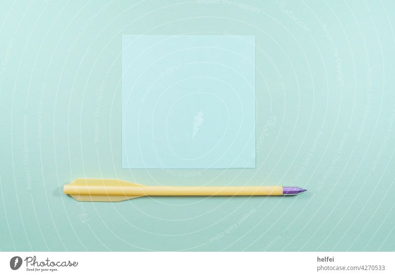 Farbiges Papier mit starker Struktur und einem weißen Notizzettel und einem gelben Pfeil Notitz leer blanko Hintergrund Hinweis Büro Bildung Schule Farbfoto