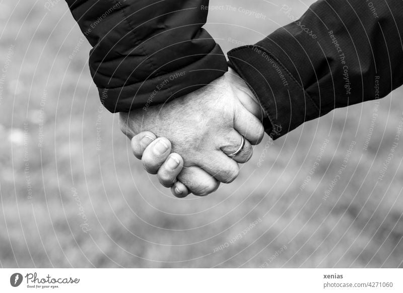 Ohne Abstand - Händchen halten in Schwarz und Weiß Hände Hand Händchenhalten Liebe Paar Partnerschaft Gefühle gemeinsam Zuneigung Verliebtheit Liebespaar