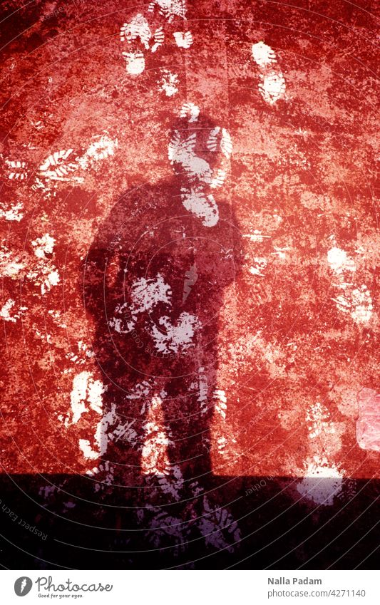 Rot Weiß Schwarz analog Analogfoto Farbe Schatten Person Fußspur Spur Bassin trampeln Außenaufnahme Abdruck Sohlenprofil latschen kreuz und quer