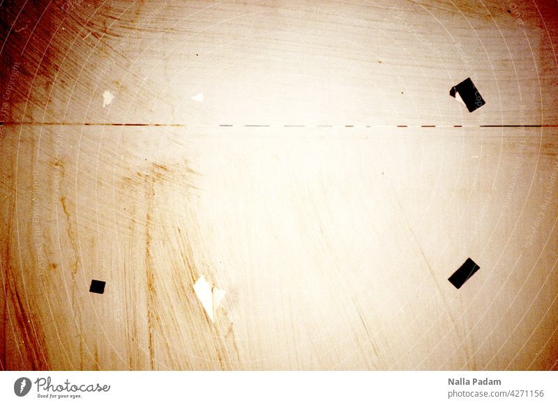 Klebestreifen auf einer Wand analog Analogfoto Farbe Farbfoto Außenaufnahme Tape Klebeband Pinwand schwarz menschenleer ankleben anheften papierlos