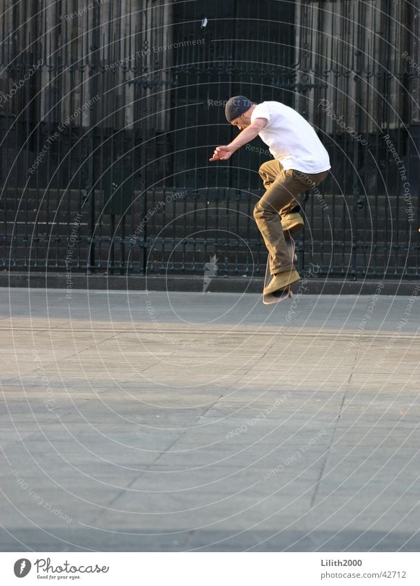 Skater auf der Domplatte Mann Köln Kölner Dom Sommer springen Skateboarding
