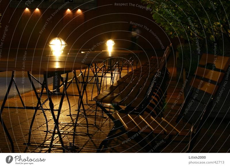 Einsame Stühle Stuhl Köln Kölner Dom Nacht Lampe dunkel Sommer Café Freizeit & Hobby Domplatte Beleuchtung Straße