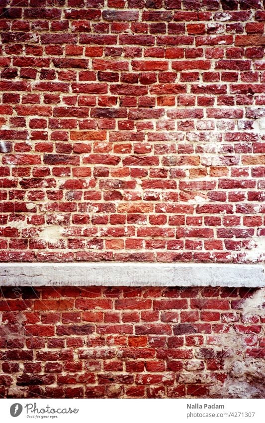Ziegel und Beton analog Analogfoto Farbe Farbfoto Backstein Wand Mauer grau rot Architektur Gebäude gemauert unüberwindbar Linie Fuge Fassade Stein