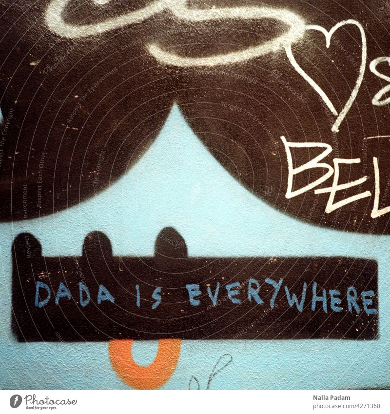 Dada analog Analogfoto Farbe Schrift Text Wand Buchstaben Wort schwarz weiß orange blau Fassade Aussage Farbfoto Graffiti