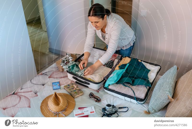 Frau beim Vorbereiten des Koffers für den Sommerurlaub vorbereitend Feiertag Urlaub Badeanzug Bordkarte Reisepass reisen Hut Strand Ausflug Vorbereitung Gepäck