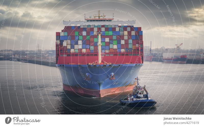 Riesiges Containerschiff im Hamburger Hafen groß blau Boot Masse Business Ladung Träger Gewerbe wirtschaftlich Kranich Dock Wirtschaft Europa Export Fracht