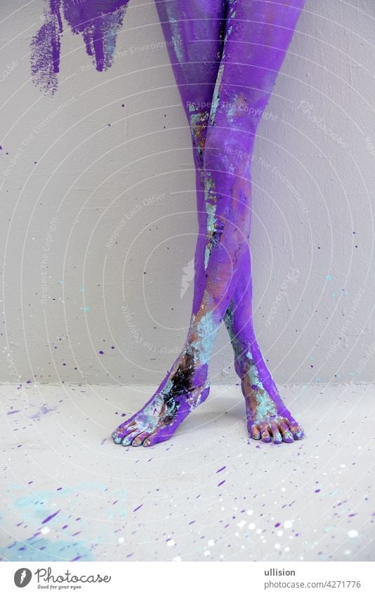 schöne sexy Beine und Füße auf Zehenspitzen einer jungen künstlerisch abstrakt gemalt Frau, Ballerina mit weiß, blau und lila Farbe. Kreative Körperkunst Malerei.