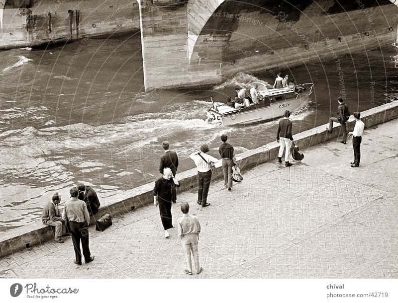 Paris 1966 Seine Wasserfahrzeug Motorboot Freizeit & Hobby Menschengruppe Fluss Küste