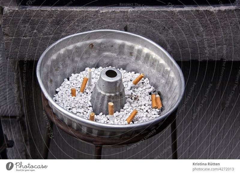 kippen in der kuchenform aschenbecher zigarettenkippen zigarettenstummel backform rauchen raucherpause nikotin sucht laster ausdrücken ungesund