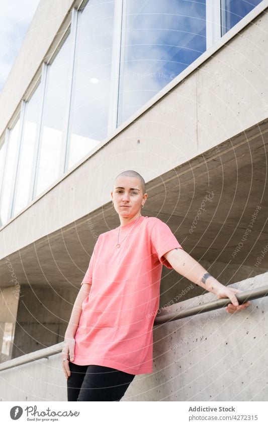 Androgyne Person in einem Gebäude auf der Straße stehend androgyn Transgender akzeptieren Identität nicht binär queer Geschlecht Architektur transsexuell ernst