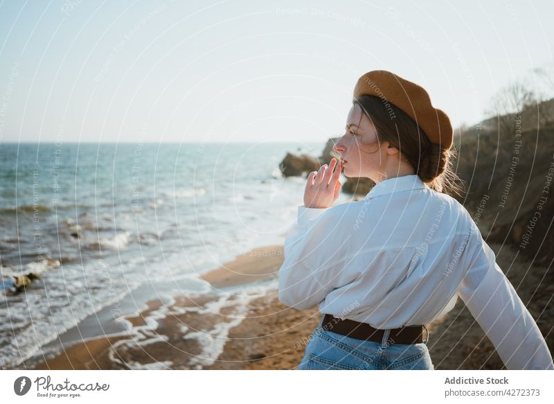 Romantische junge Frau genießt den Blick auf das Meer am Sandstrand bewundern MEER Meeresufer Strand verträumt Reisender Stil Natur Erholung genießen Urlaub