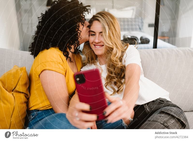 Crop liebende lesbische Paar küssen und nehmen selfie Frauen Kuss Selfie Partnerschaft Liebe lgbt Smartphone romantisch Zusammensein Zuneigung Bonden Gerät