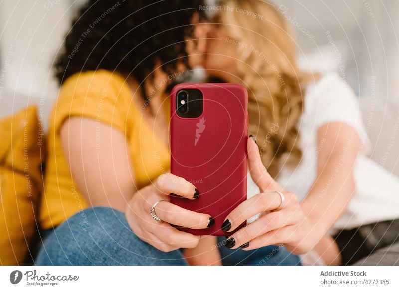 Crop liebende lesbische Paar küssen und nehmen selfie Frauen Kuss Selfie Partnerschaft Liebe lgbt Smartphone romantisch Zusammensein Zuneigung Bonden Gerät