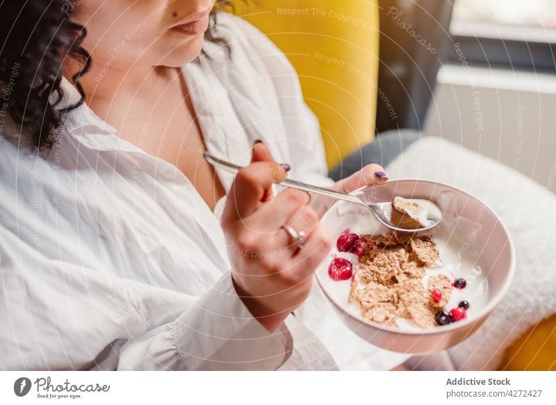 Frau isst gesundes Frühstück aus einer Schüssel essen Müsli Beeren Joghurt Mahlzeit Morgen Schalen & Schüsseln Ernährung lecker Diät Lebensmittel Gesundheit