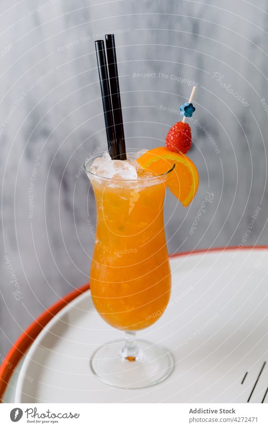 Glas Cocktail serviert mit Erdbeere und Orangenscheibe Sex am Strand Likör Vodka orange Saft Alkohol kalt Eis Stroh Erdbeeren Schnaps Bar Zitrusfrüchte Frucht