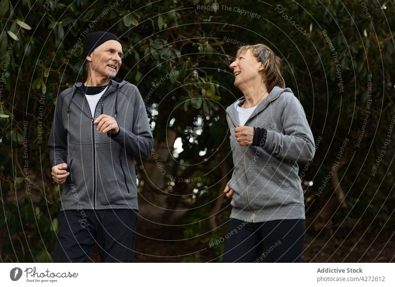 Positives älteres Paar läuft zusammen im Park Senior laufen Training Fitness Herz Aktivität aktiv positiv Mann Frau Wohlbefinden Zusammensein Gesundheit Sport
