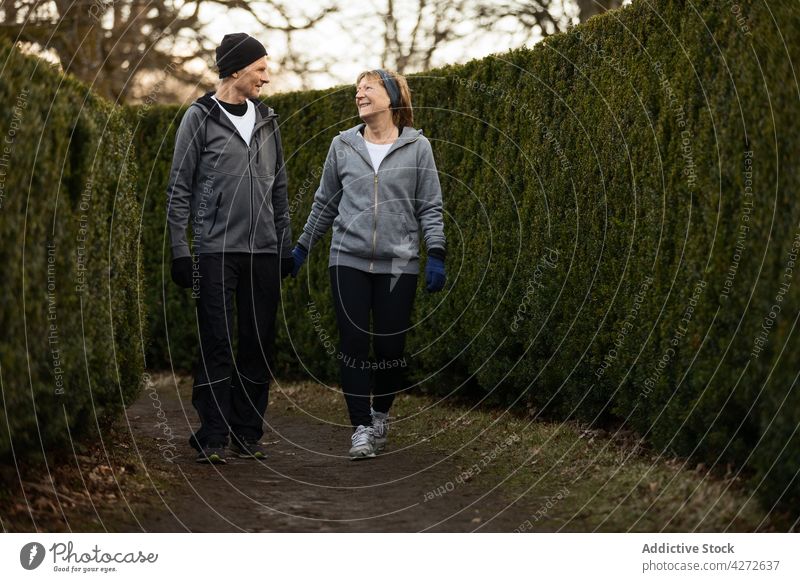 Positives älteres Paar, das zusammen im Park spazieren geht Senior laufen Spaziergang Training Fitness Herz Aktivität aktiv positiv Mann Frau Wohlbefinden