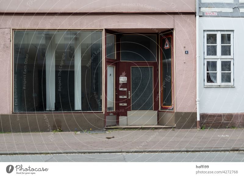 monoton trister Hauseingang eines geschlossenen Ladengeschäfts Eingang Eingangsbereich Briefkasten Leerstand verlassen Tristesse Geschäftsausgabe Treppe modern