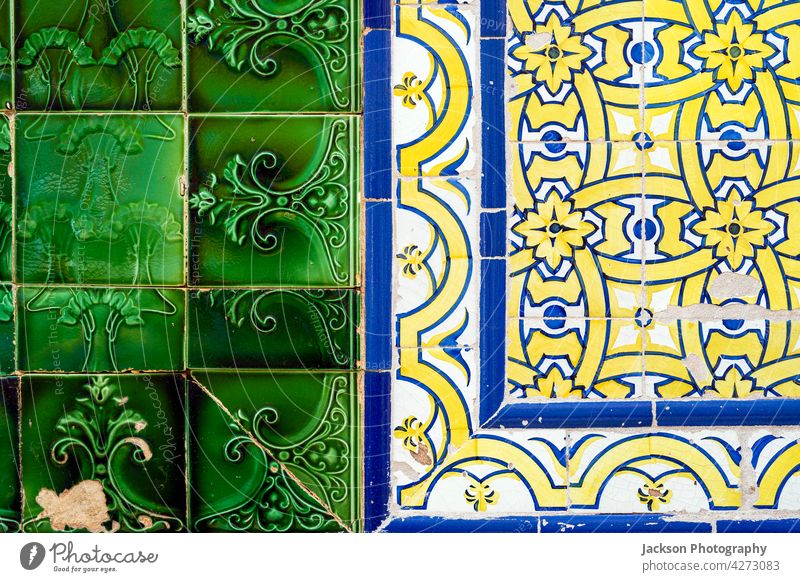 Nahaufnahme von zwei Arten typisch portugiesischer Fliesen, Olhao, Algarve Portugal Fliesen u. Kacheln Azulejo Muster Detailaufnahme dekorativ Architektur