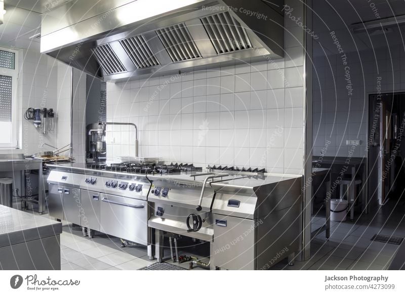 Moderne rostfreie Industrieküche Küche Innenbereich industriell modern Kapuze Dunstabzugshaube Oberfläche Chrom Zeitgenosse hell Küchengeräte Arbeitsfläche