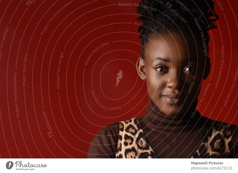 Afrikanerin mit afrikanischem Naturhaar Beautyfotografie Fotografie im Innenbereich Afrikanisch roh