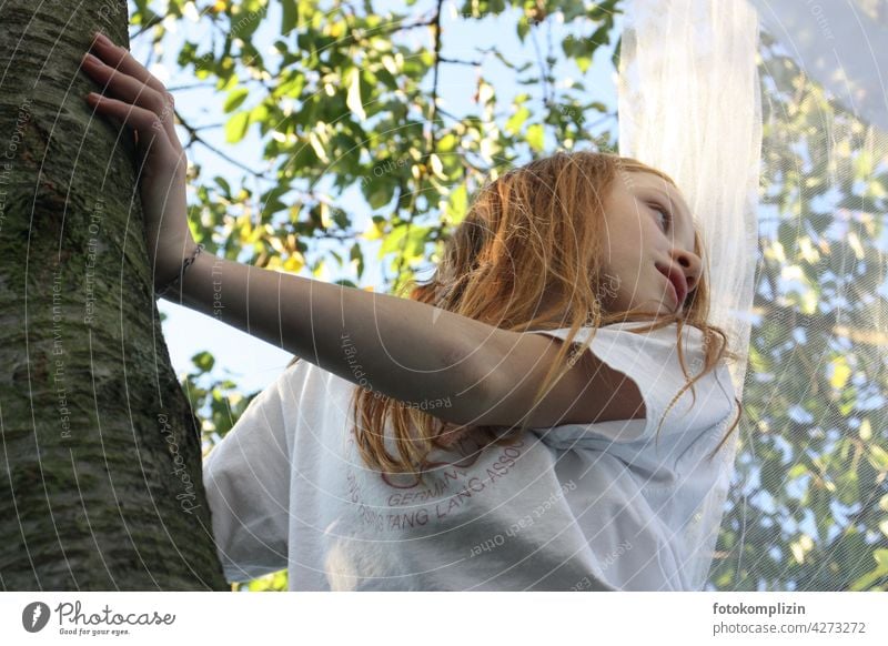 rothaariges Mädchen klettert in einem Kirschbaum Sommer romantisch verträumt Baumstamm Rinde Baumrinde Baumkrone sommerlich Sommergefühl Baumhaus Ferien Garten