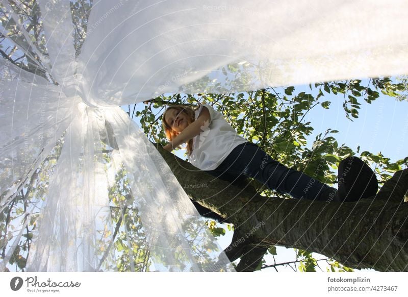 Teenager-Mädchen klettert in einem hohen Baum, in dem ein Moskitonetz hängt Jugendliche feminin Junge Frau klettern kletternd Netz Teenagermädchen Fliegennetz