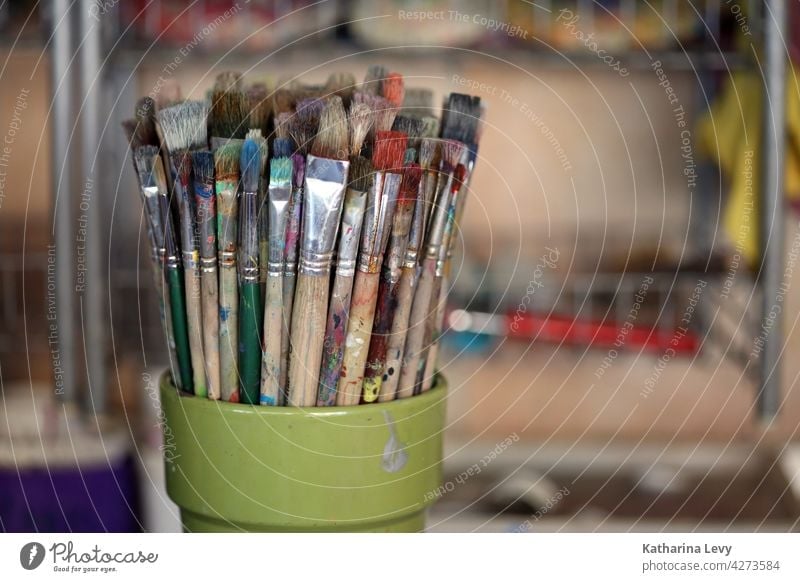 Pinsel in einer Kunst Werkstatt Farben Borsten Maler Künstler Künstlerbedarf Acryl Acrylmalerei Atelier Kreativität Freizeit & Hobby malen Farbfoto Menschenleer