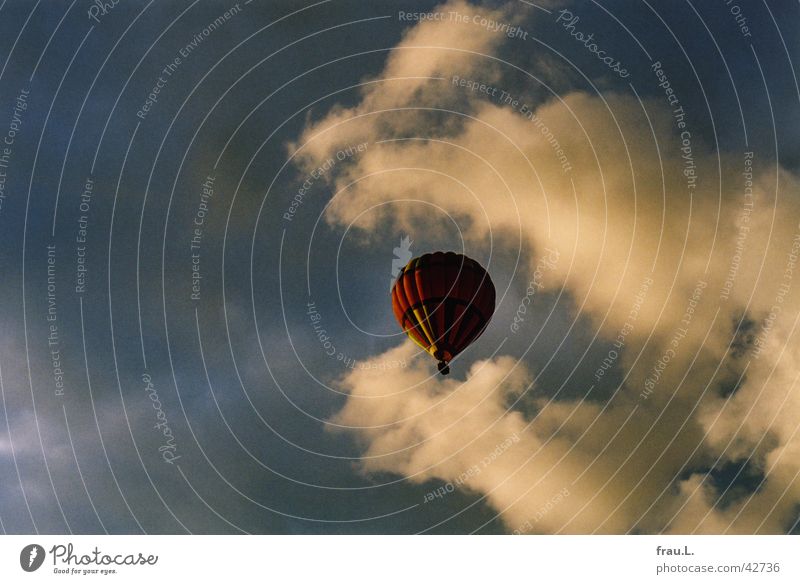 Ballon in den Wolken Ballone gleiten Himmel Luftverkehr Abend Regen Sonne Ferien & Urlaub & Reisen