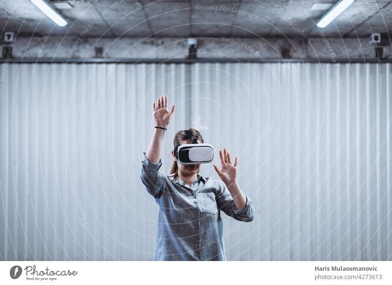 frau mit vr-brille genießt virtual-reality-erfahrung 3d Erwachsener Hintergrund lässig Kaukasier Kreativität cyber Gerät digital Entertainment erkundend Spaß