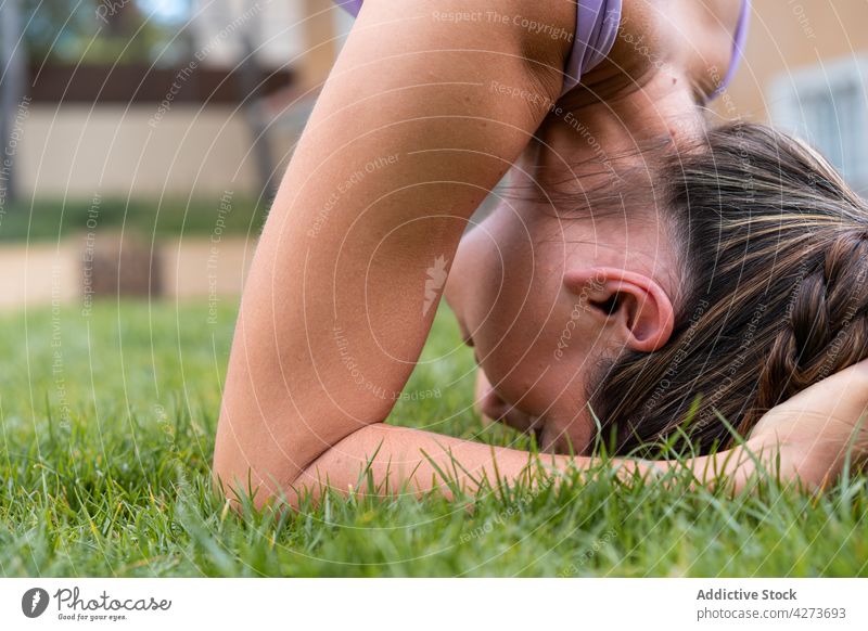 Frau beim Dreibein-Kopfstand auf Yogamatte im Freien Umkehrung Gleichgewicht Gesunder Lebensstil üben Wellness Talent Fähigkeit Unterlage Vitalität