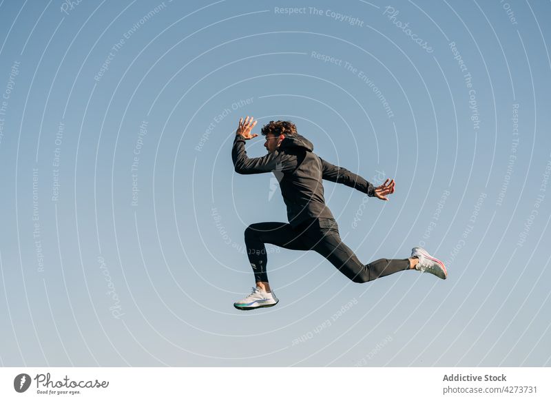 Schneller Läufer springt beim Training unter blauem Himmel laufen springen Sport Energie Geschwindigkeit schnell dynamisch Mann Blauer Himmel Sportler maskulin