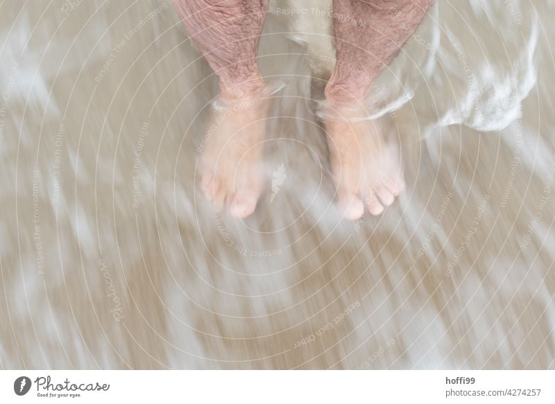 umspült von Wellen mit Füsse im Wasser stehen Barfuß Füße Beine Zehen Meer Sommer abstrakt experimentell Fuß Gischt Gischtwasser verschwommen Mensch Sand Haut