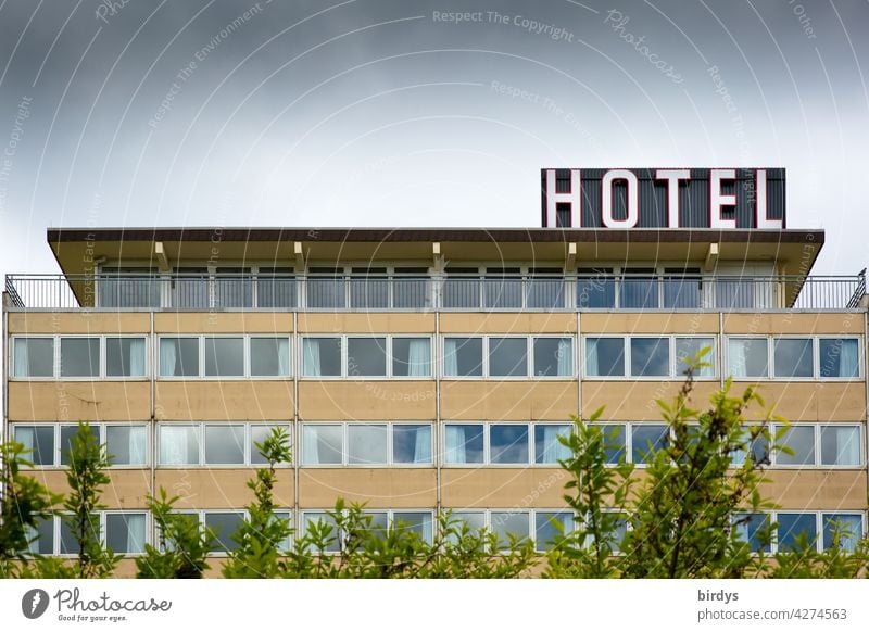 Hotel der 70er Jahre in Puttgarden, Insel Fehmarn Architektur Vintage Beherbergung Hotelerie alt Nostalgie Schriftzeichen Fenster Fassade geschlossen Corona