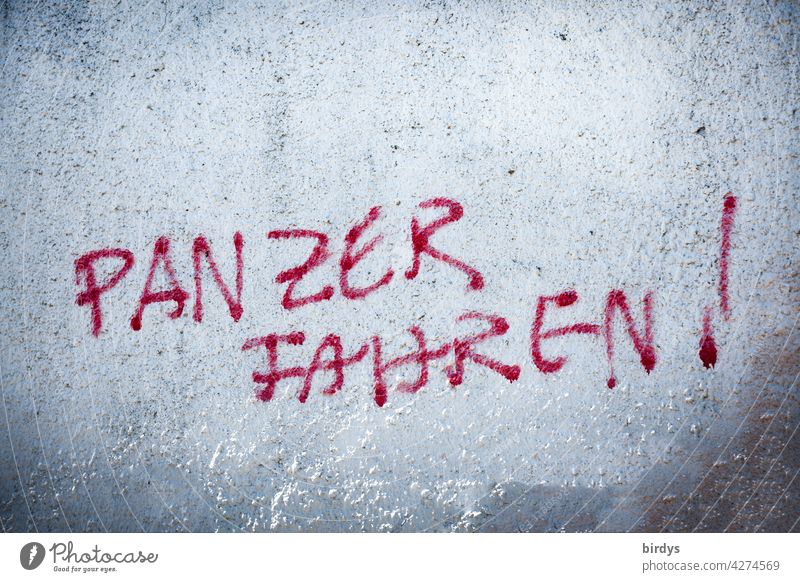 Panzer fahren. Grafitti, rote Schrift auf einer Wand. Militär Militägerät zerstören Kriegsgerät Schriftzeichen Aussage Graffiti Wut grau Militärfahrzeug